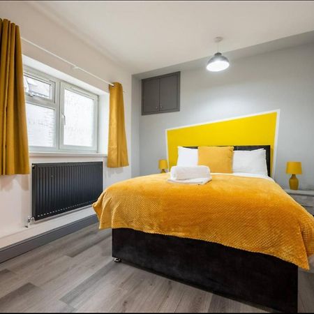 Stunning One Bedroom Apartments Near Shops & Central คาร์ดิฟฟ์ ภายนอก รูปภาพ