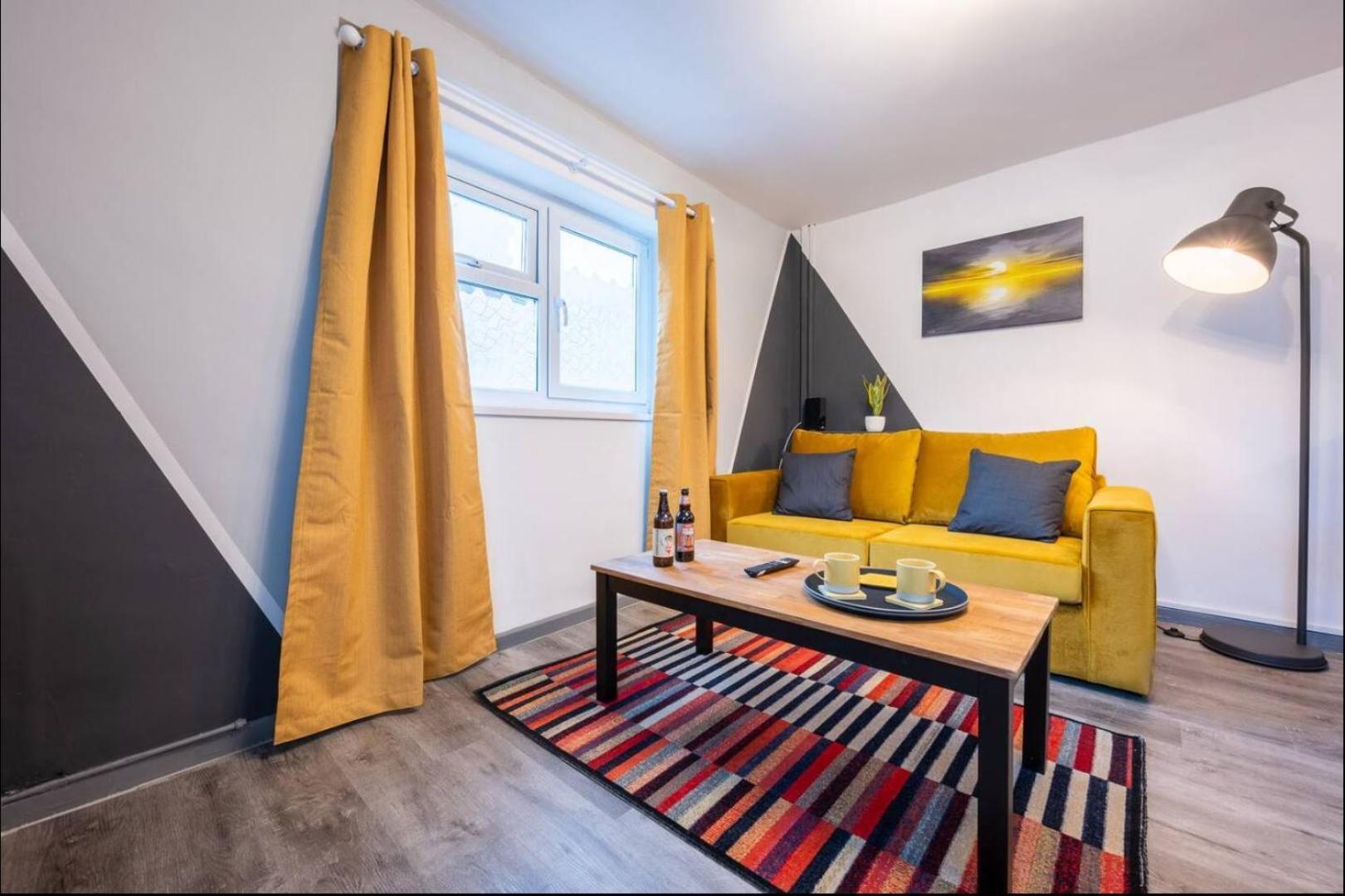 Stunning One Bedroom Apartments Near Shops & Central คาร์ดิฟฟ์ ภายนอก รูปภาพ