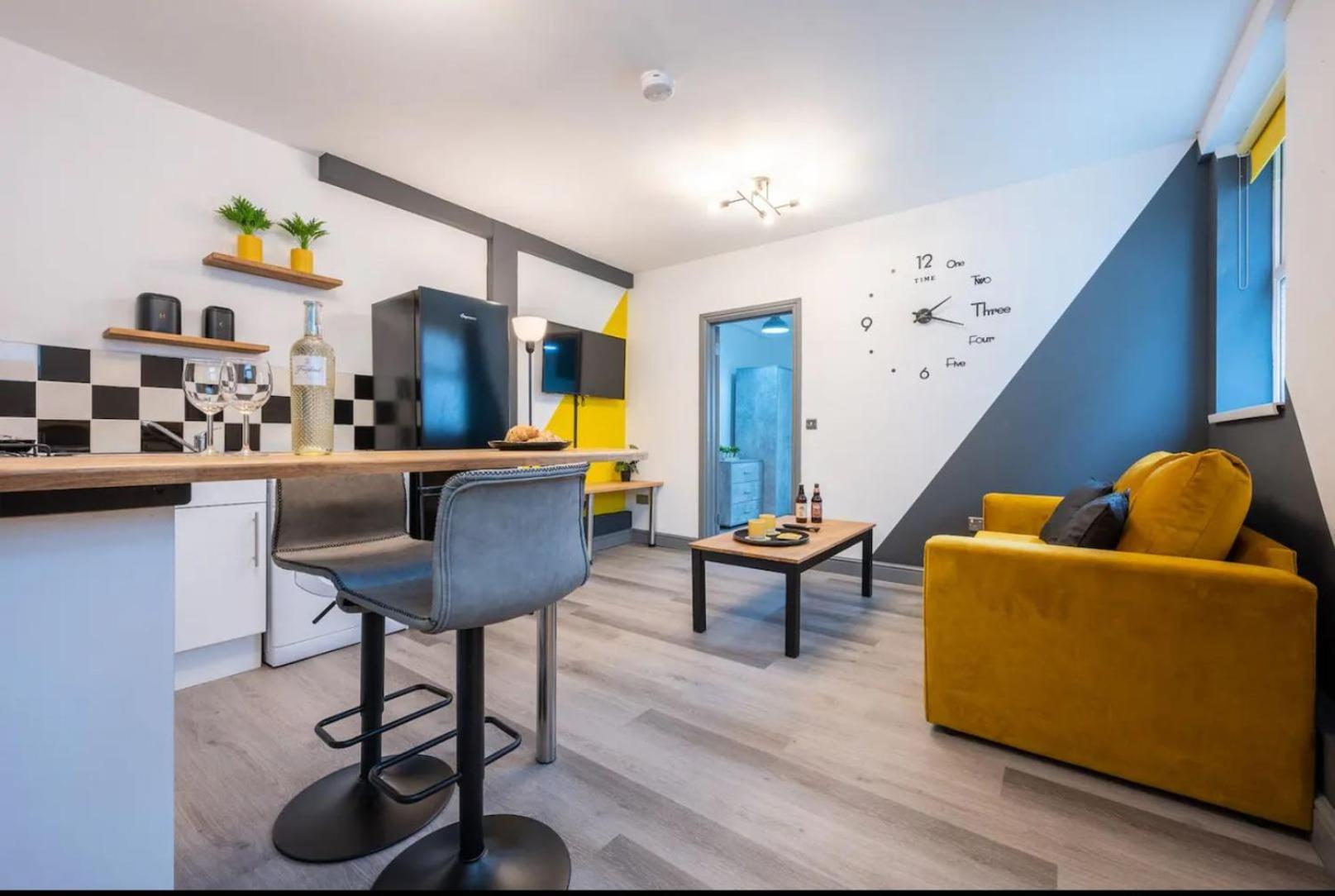 Stunning One Bedroom Apartments Near Shops & Central คาร์ดิฟฟ์ ภายนอก รูปภาพ