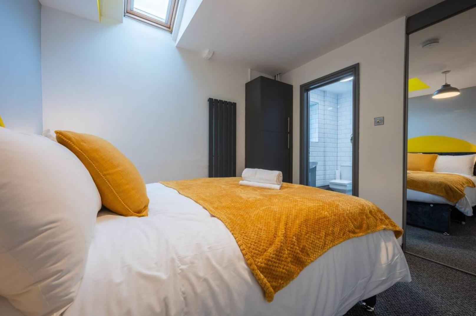 Stunning One Bedroom Apartments Near Shops & Central คาร์ดิฟฟ์ ภายนอก รูปภาพ