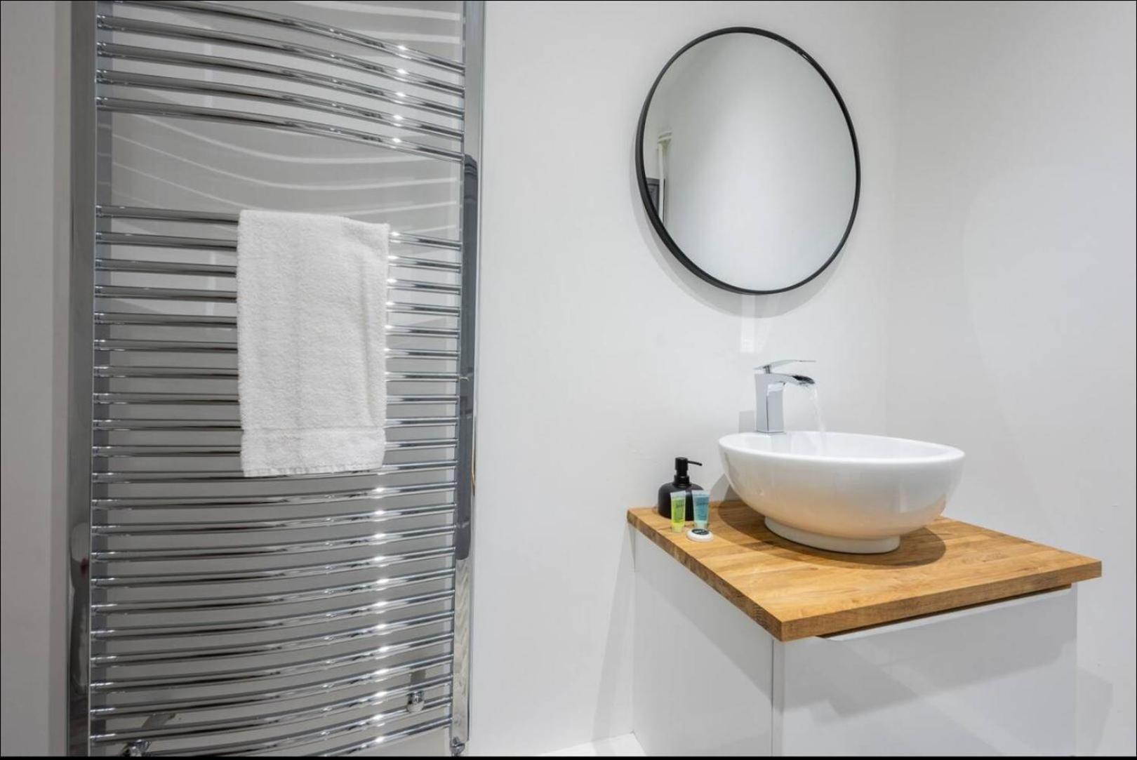 Stunning One Bedroom Apartments Near Shops & Central คาร์ดิฟฟ์ ภายนอก รูปภาพ
