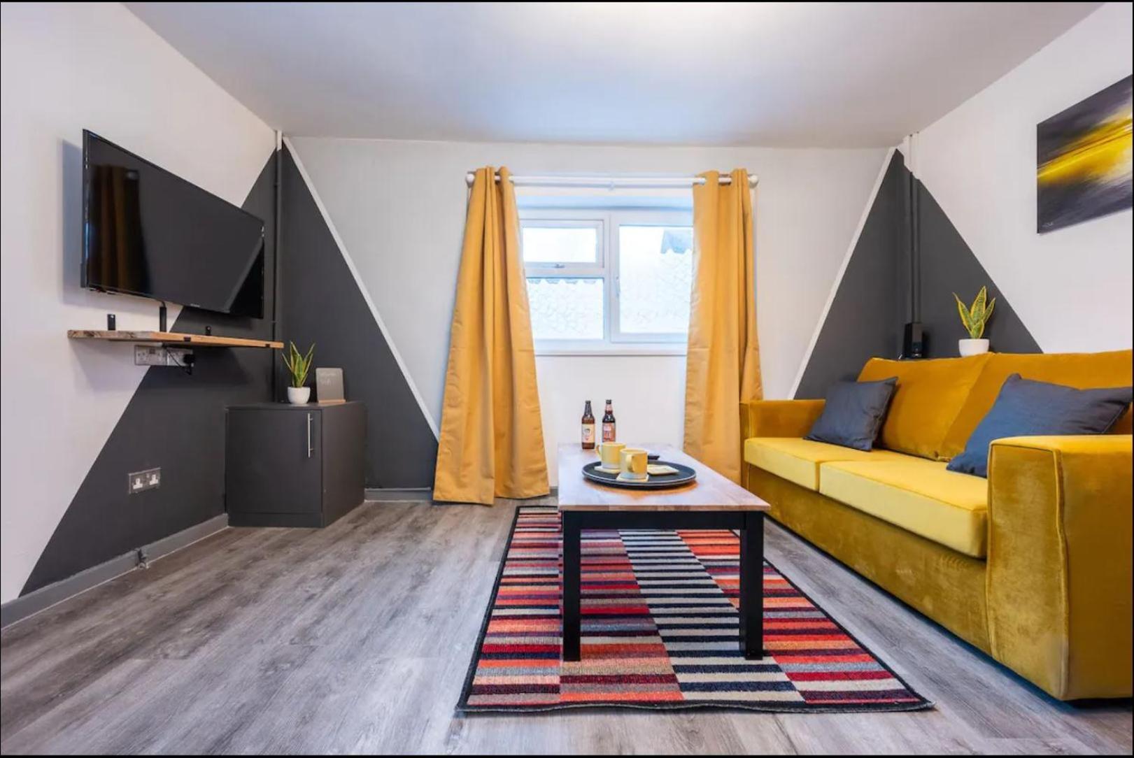 Stunning One Bedroom Apartments Near Shops & Central คาร์ดิฟฟ์ ภายนอก รูปภาพ