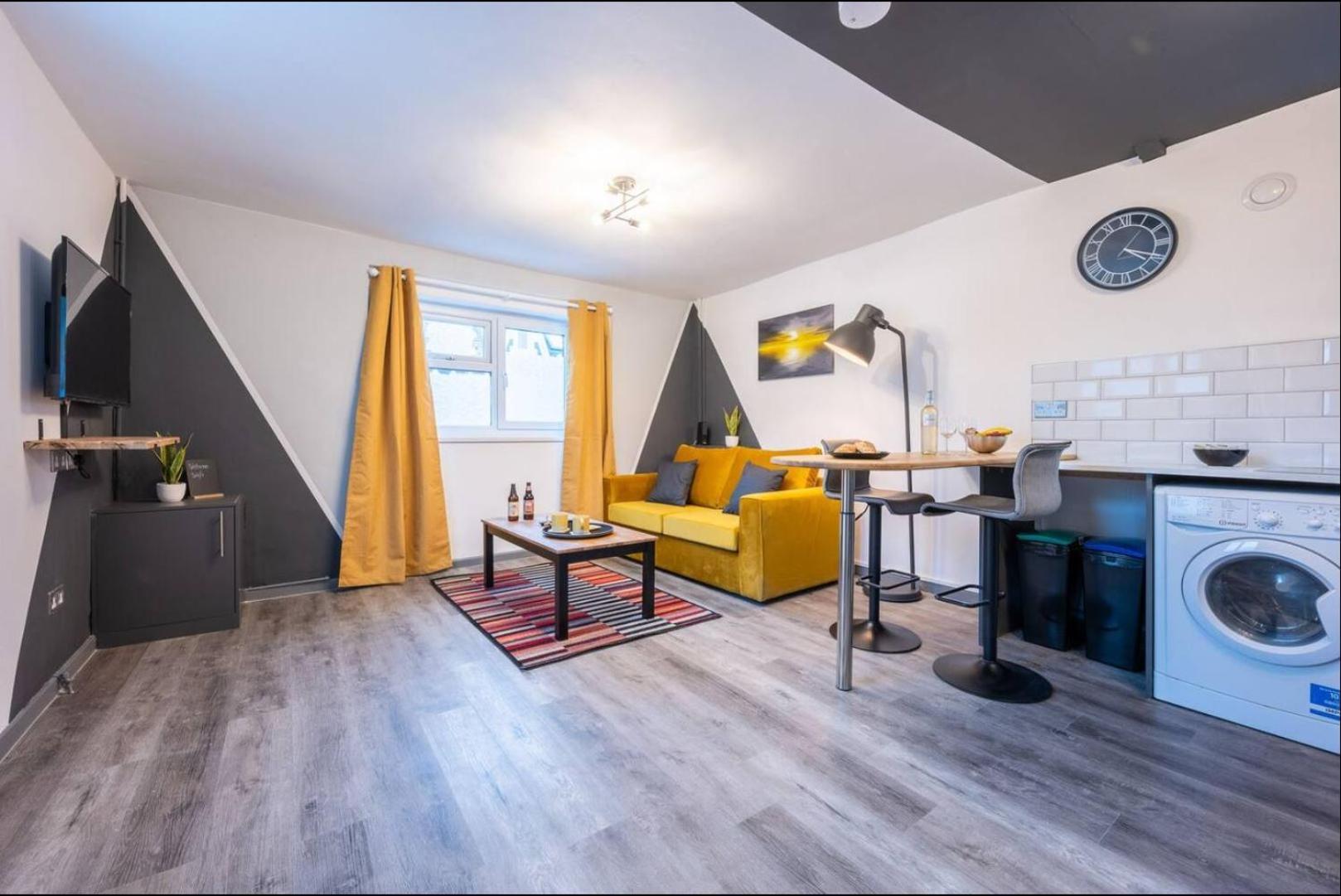 Stunning One Bedroom Apartments Near Shops & Central คาร์ดิฟฟ์ ห้อง รูปภาพ