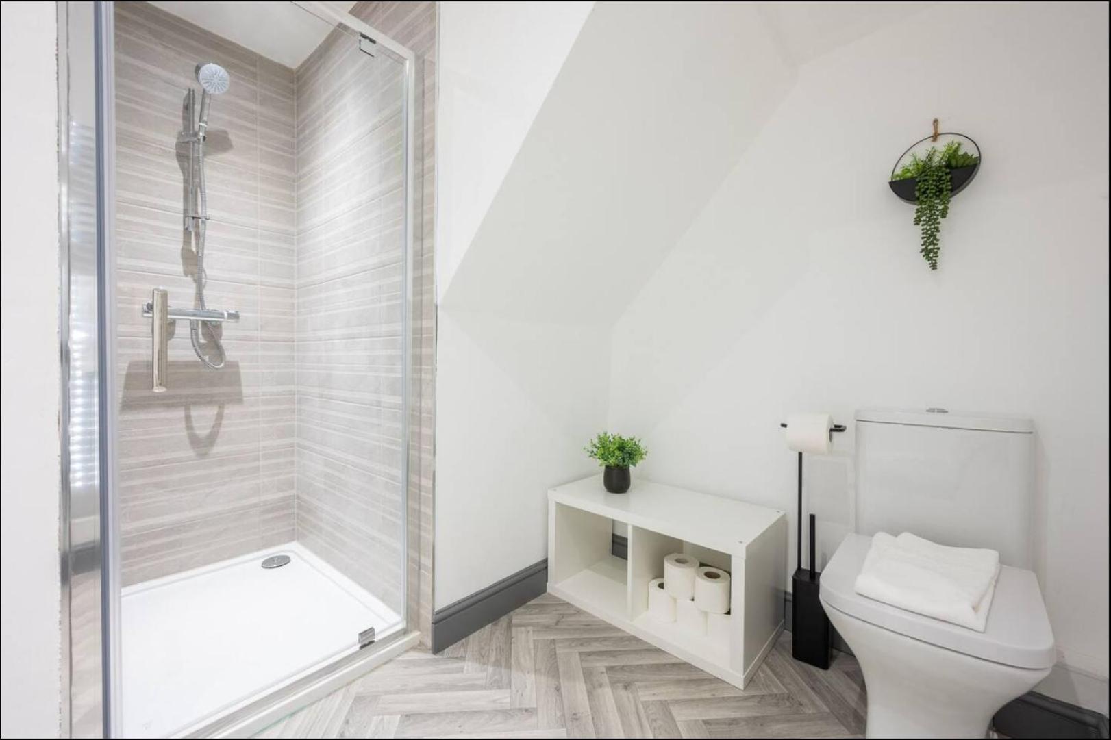 Stunning One Bedroom Apartments Near Shops & Central คาร์ดิฟฟ์ ภายนอก รูปภาพ